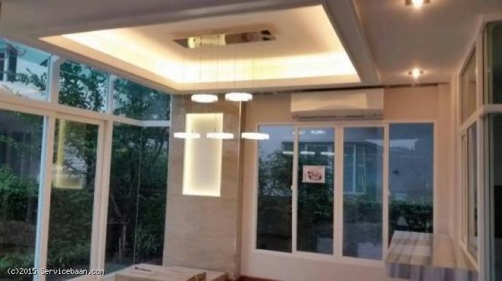 ขายบ้านเดี่ยว Casa Legend เกษตร นวมินทร์ ซอยรามอินทรา 14 (ซอยมัยลาภ)บ้านสวย Style Modern Contemporary ภายนอกโดดเด่นด้วยเส้นลายในแนวตั้ง ทำให้บ้านดูสูงสง่า กระจกบานให