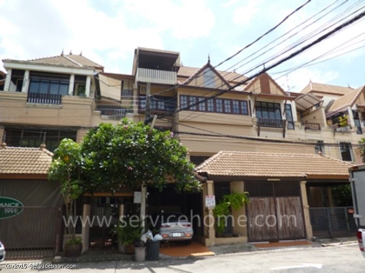  ม.กฤษณา ทาวน์โฮม 4 ชั้น 40ว้า ถ.กรุงเทพกรีฑา เข้าออกได้ ถ.ศรีนครินทร์ ถ.รามคำแหง ถ.วงแหวน ที่จอดรถสะดวก หลายคัน ใกล้ Thae mall บางกะปิ